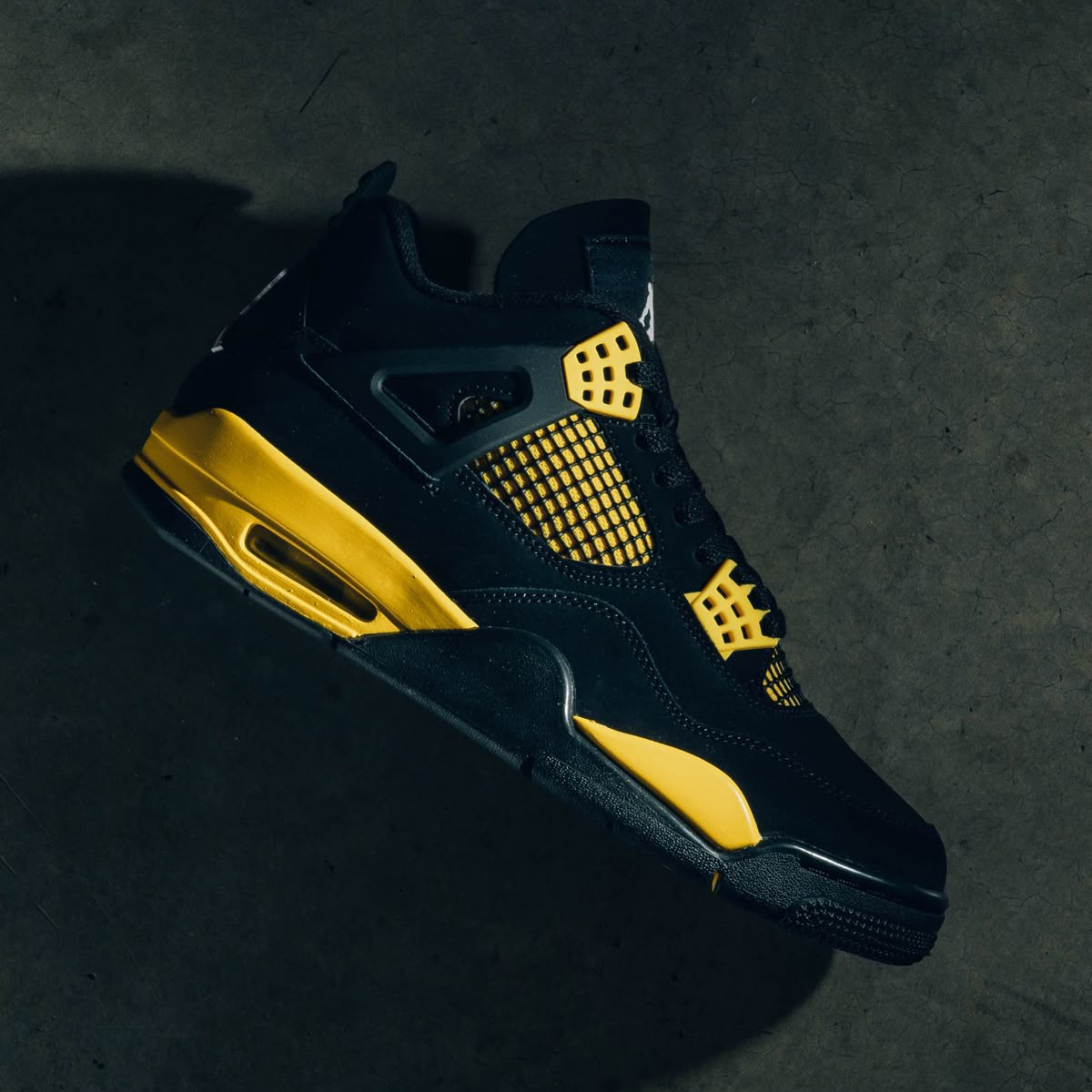Nike Air Jordan 4 Retro Thunder (2023)-sneakers-Air Jordan-pikastore.cz
