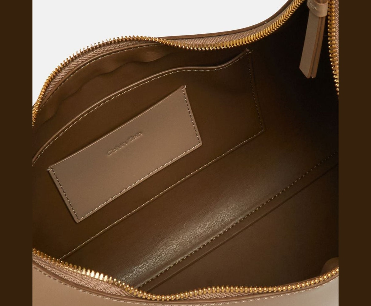 Calvin Klein Leather shoulder bag Emblem Taupe – geantă – fotografia 3 din 5