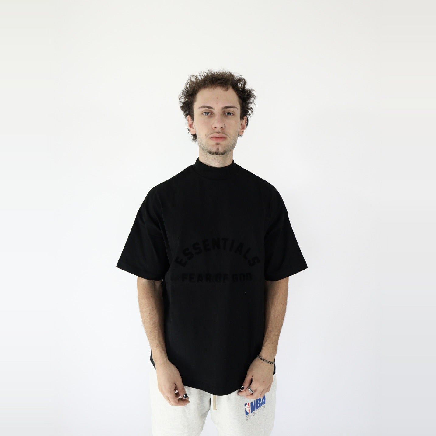 Fear of God Essentials S23 Arch Logo T-Shirt Black - PIKASTORE-Clothing-Fear of God-pikastore.cz