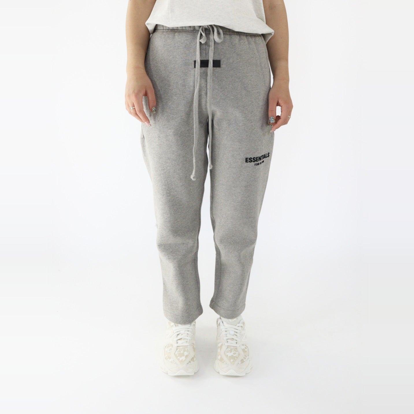 Fear of God Essentials S22 Relaxed Sweatpants Dark Oatmeal - PIKASTORE-Clothing-Fear of God-pikastore.cz