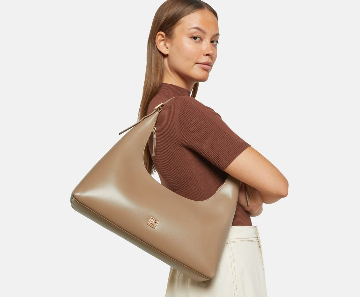 Calvin Klein Leather shoulder bag Emblem Taupe – geantă – fotografia 5 din 5